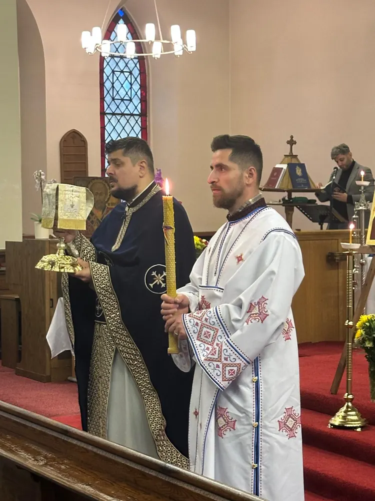Preot și diacon în timpul Sfintei Liturghii